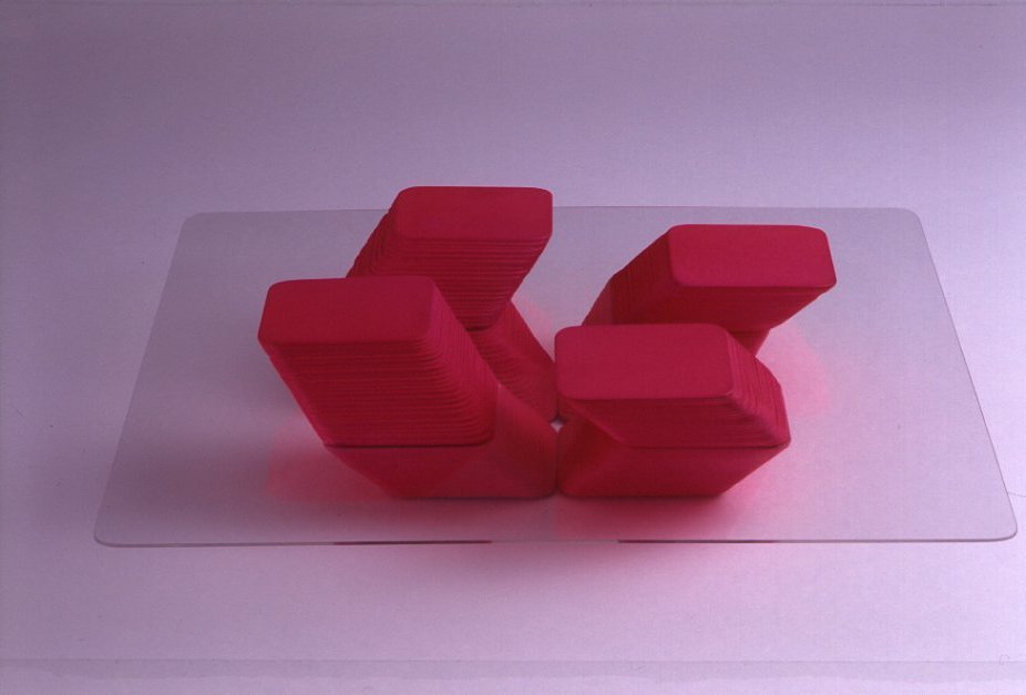 Thomas Lenk: Okuninka IV, 1994, Karton, Leuchtfarbe, Plexiglas, 10 x 30 x 30 cm
