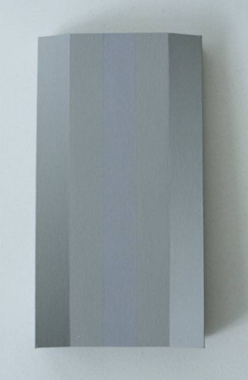 Arnulf Letto: Mit violettem Mittelstreifen, 2004, Acryl auf Nessel auf Gips auf Pressspan, 33,5 x 18 x 3,5 cm