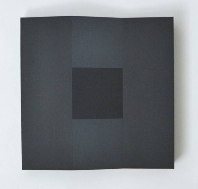 Arnulf Letto: Schatten, isoliert, 2002, Acryl auf Nessel auf Gips auf Pressspan, 40,5 x 40,5 x 3,5 cm