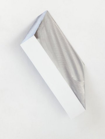 Wolfram Ullrich: SHIFT (white), 2010, Acryl/Lack auf Stahl, 54 x 22,5 x 7,5 cm