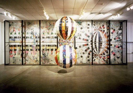 Richard Jackson: Wandbild mit zwei Kugeln, Houston/Texas 1988, Acryl auf Leinwand, Stahlgitter, Acryl auf zwei Aluminium-Kugeln, 400 x 1100 x 400 cm